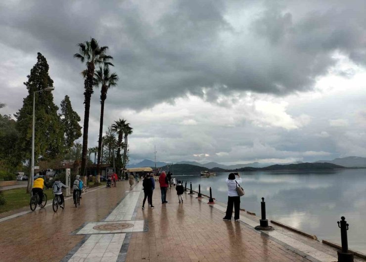 Köyceğizliler yağışların ara vermesiyle Kordon’a akın etti