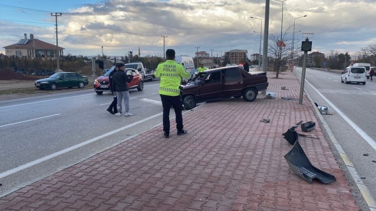 Konya’da otomobil refüjdeki direğe çarptı: 1 yaralı