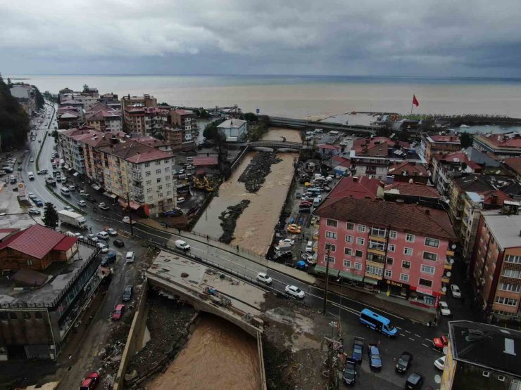 Rize’de yoğun yağışın ardından derelerin getirdiği çamur denizin rengini değiştirdi