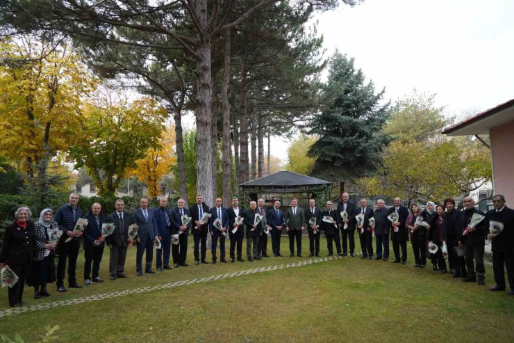 40 yıldır öğrencilere ışık tutan bilge çınarlar ‘Öğretmenler Günü’ öncesinde vali konağında ağırlandılar