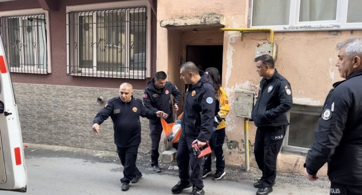 Evde 5 gündür mahsur kalan yaşlı çiftin yardımına ekipler yetişti