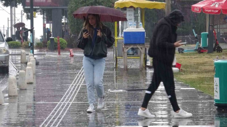 Antalya’da turuncu kod uyarısı: 6 ilçede taşımalı eğitime yarın bir gün ara verildi