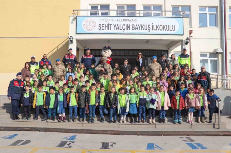 Dünya Çocuk Hakları Günü nedeniyle jandarma ekiplerinden ilkokul ziyareti