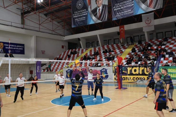 Gebze’de öğretmenler voleybol turnuvasında buluştu