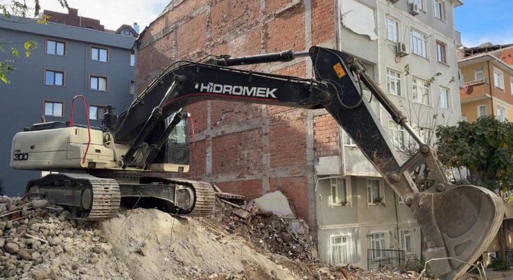 Bahçelievler’deki kentsel dönüşüm için yıkılan bina, yan binanın duvarına zarar verdi