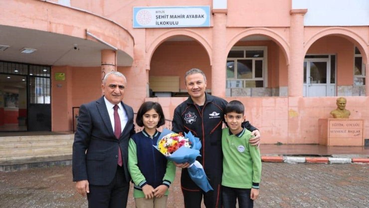 Türkiye’nin ilk astronotu Bitlis’te öğrencilerle buluştu