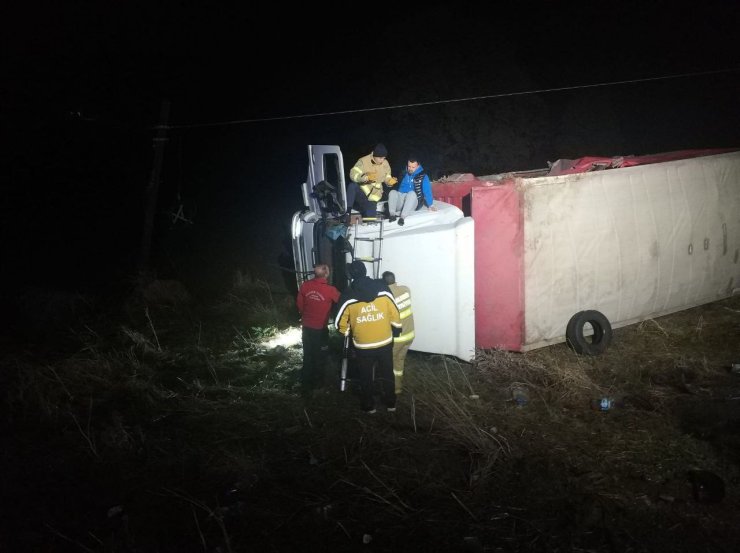 Susurluk’ta trafik kazasında iki kişi kamyonet içinde sıkıştı