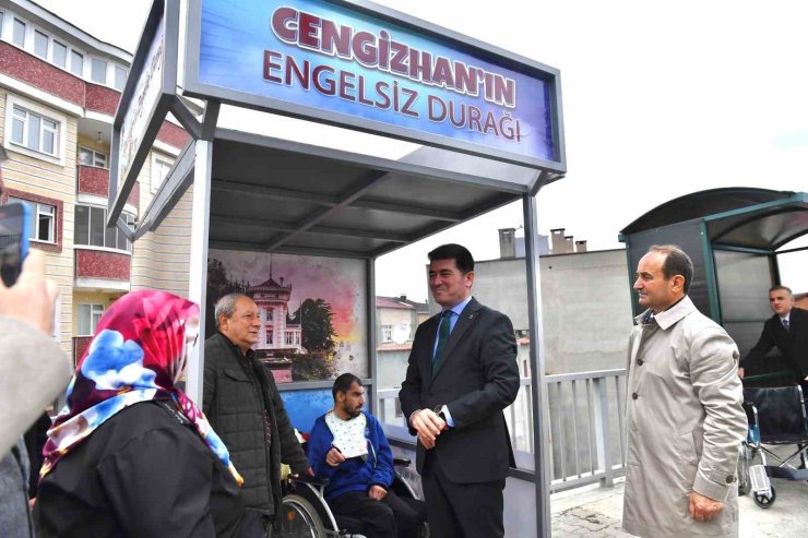 Yol kenarında araçları izlemeyi seven engelli Cengizhan için ‘Cengizhan’ın Engelsiz Durağı’ isimli durak yapıldı