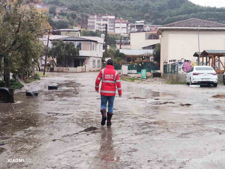 Gemlik’te sağanak taşkınına Başkan müdahalesi