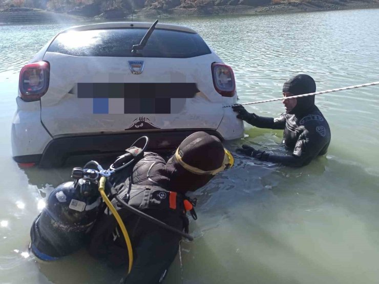 Diyarbakır’da sulama göletine düşen araç 2 saatlik çalışmayla kurtarıldı