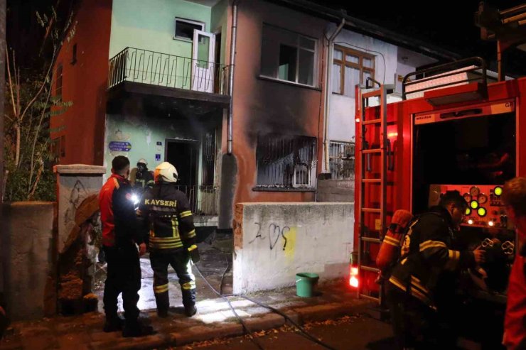 Kayseri’de müstakil evde yangın: 1 kişi dumandan etkilendi