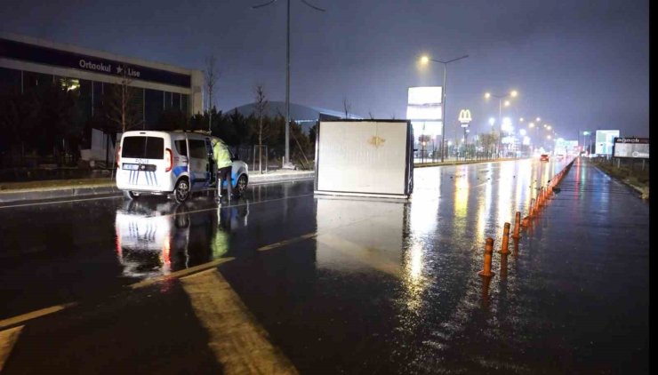 Aksaray’da fırtına konteynerleri karayoluna uçurdu