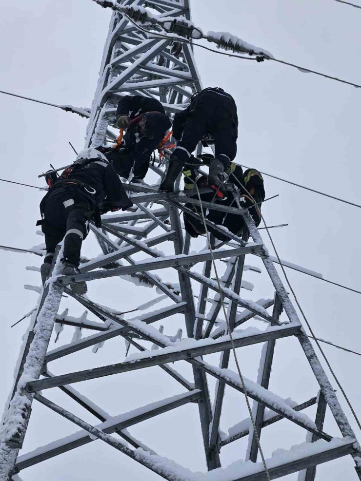 Arıza gidermek için çıktığı elektrik direğinde akıma kapıldı