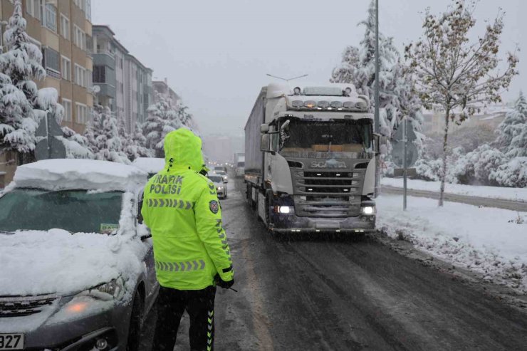 Yolda kalan araçlara Türk usulü kurtarma