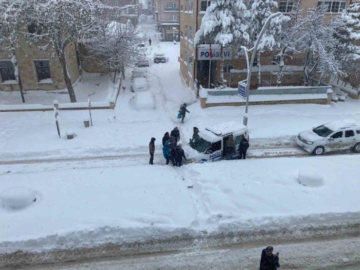 Bayburt’ta kar nedeniyle trafik durma noktasına geldi ulaşım kontrollü sağlıyor