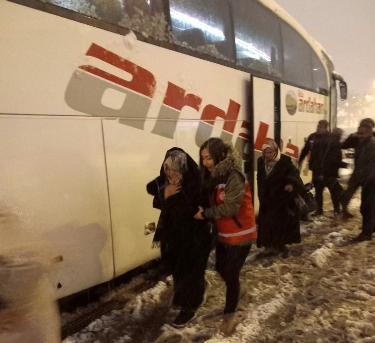 Erzincan’da kar ve tipide mahsur kalanlara ulaşmak için ekipler seferber olundu