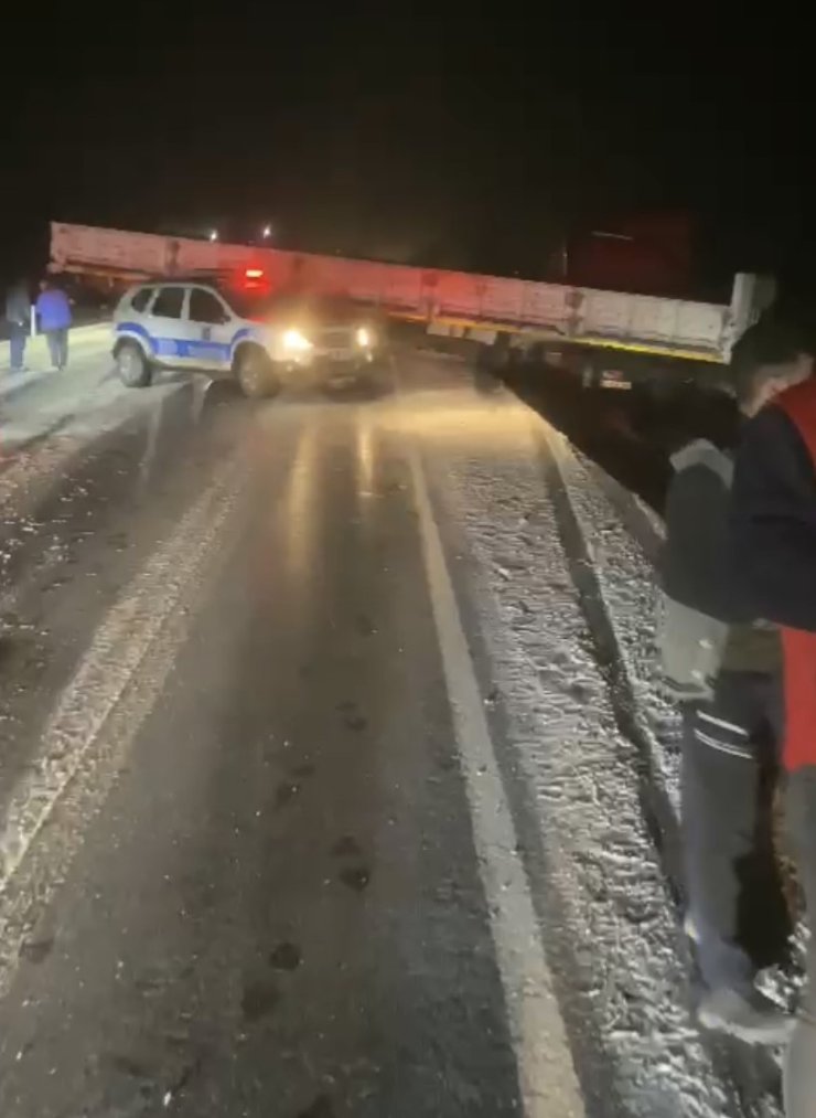 Kayseri’de tır ve otomobil çarpıştı: 2 kilometrelik kuyruk oluştu