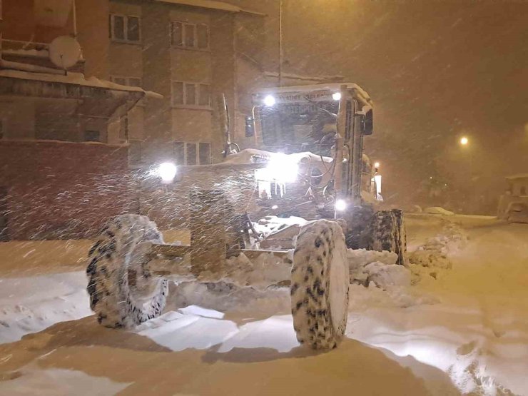 Bayburt’ta kar kalınlığı 80 santimetreyi buldu