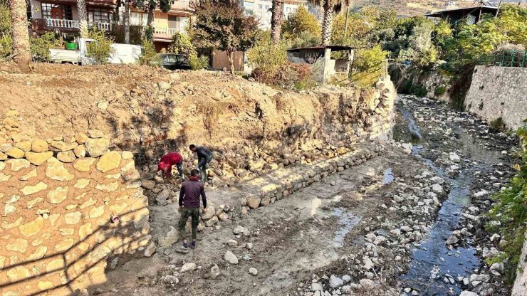 Hatay’da dere ıslah çalışmaları sürüyor