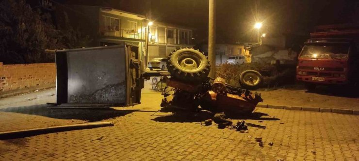 Manisa’da traktör devrildi, sürücü ölümden döndü