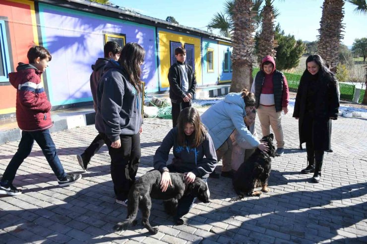 Kuşadası Evcil Hayvan Bakım ve Rehabilitasyon Merkezi, öğrencileri ağırladı