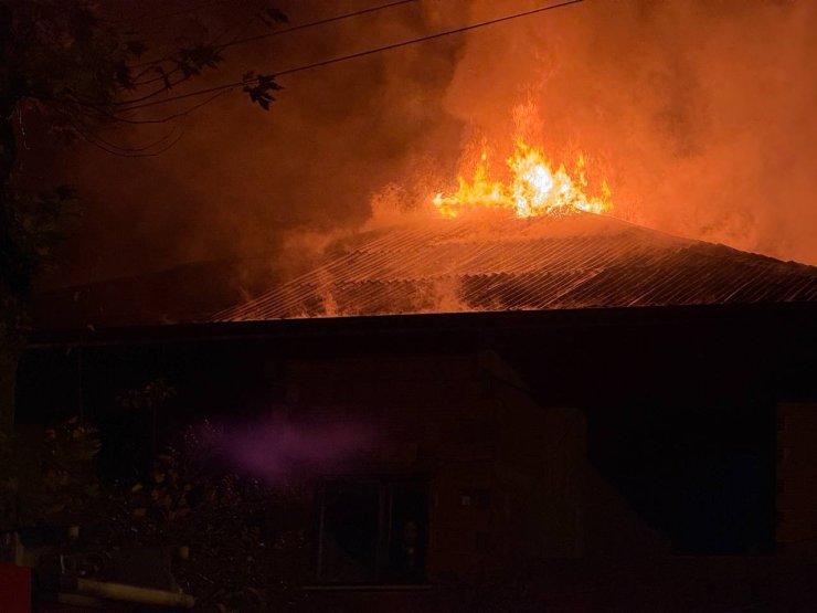 Sakarya’da üç katlı evin çatısı alev topuna döndü