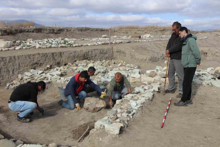 Oluz Höyük’te kutsal oda ve taş ortaya çıkarıldı: "Anadolu arkeolojisinde ilk”