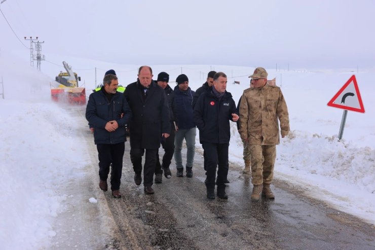 Bayburt’un kapalı köy yollarında yol açma çalışmaları yapılıyor