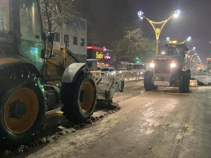 Erzincan’da karla mücadelede yoğun mesai