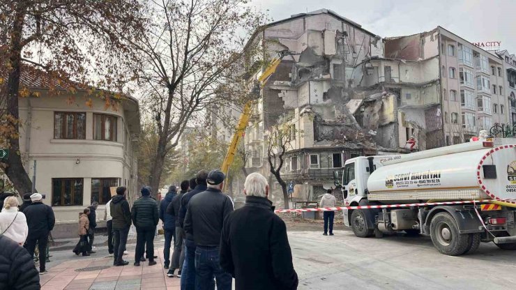 Eskişehir’de yıkım çalışması “kapalı gişe” devam ediyor