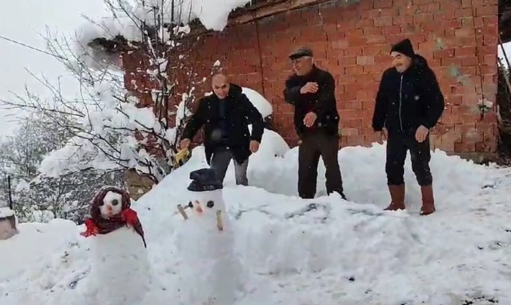 Tokat’ta kar yağışı halayla kutlandı