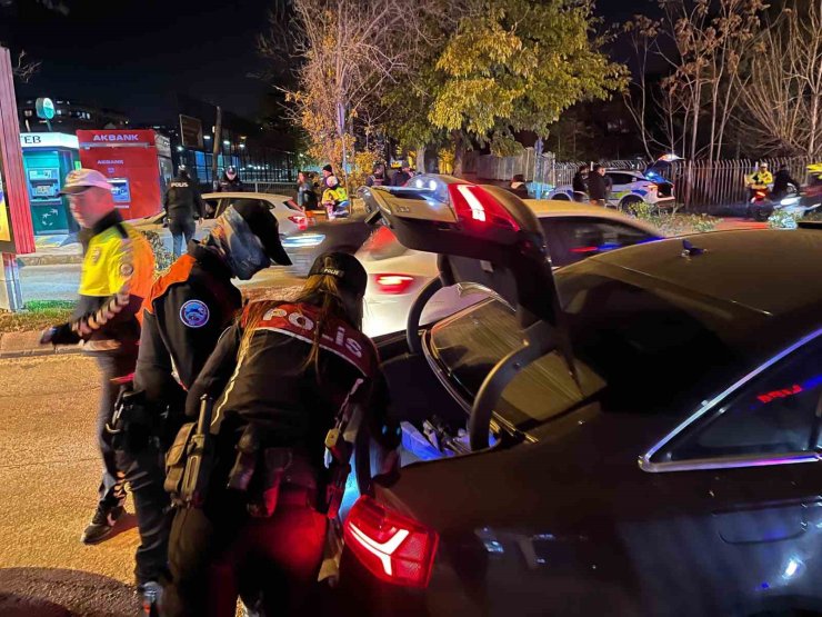 Edirne polisinden ’Şok’ uygulama: Araçlar didik didik arandı