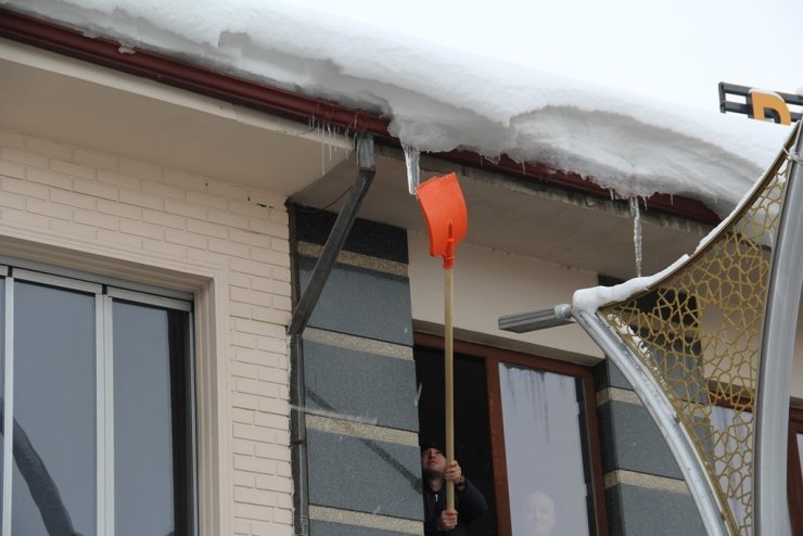 Bayburt’ta çatı saçaklarındaki buz sarkıtları ekiplerce temizleniyor