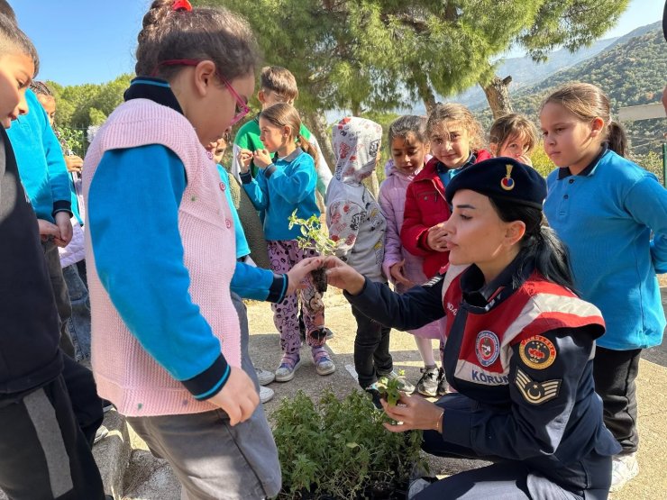 Jandarma, öğrencilere doğa sevgisini aşıladı