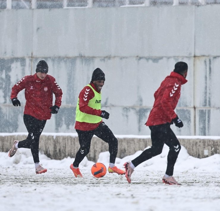 Sivasspor, yoğun kar altında çalıştı