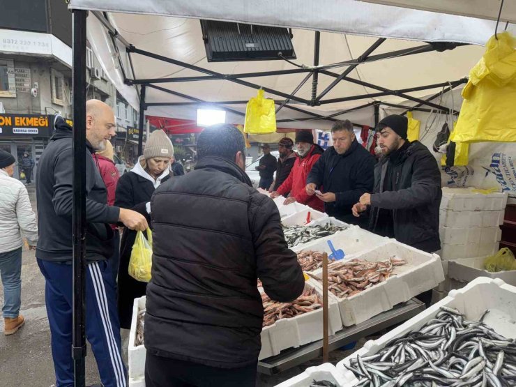 Zonguldak’ta kilosu 75 liradan satılan istavrite rağbet