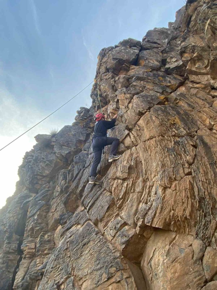 Kars AFAD’dan tırmanış ve sedye ile yaralı indirme eğitimi