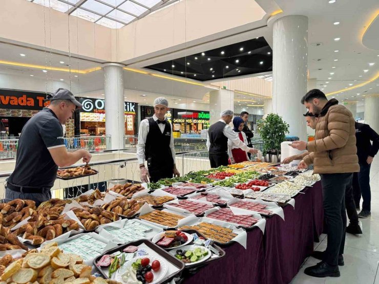 Mardian Mall çalışanlarını kahvaltıda buluşturdu