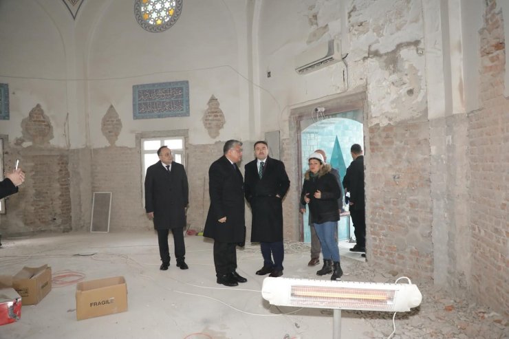 Çinili Camii’nde çini söküm işlemi devam ediyor