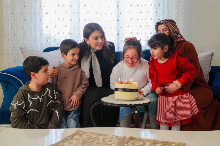 Esra Masatlı, down sendromlu Fatma’nın doğum günü mutluluğuna ortak oldu