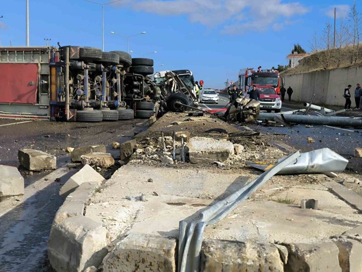 Refüje çarpan TIR devrildi; 1 yaralı