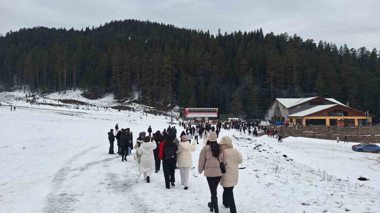 Üniversite öğrenileri Ilgaz Dağı’nda karın tadını çıkardı