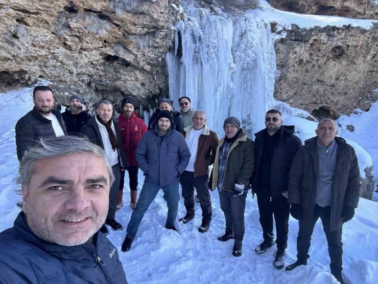 Bayburt’ta Sırakayalar Şelalesi buz tuttu