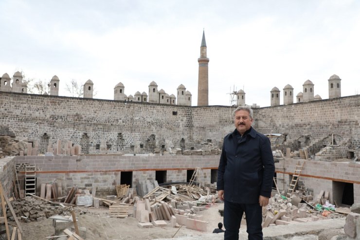 Melikgazi Belediyesi tarihe ışık tutuyor