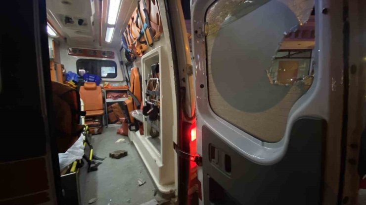 Diyarbakır’da hasta taşıyan ambulansa taşlı saldırı