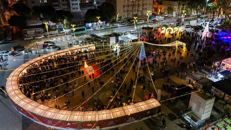 Cumhuriyet Meydanı’nda Yeni Yıl Panayırı açıldı