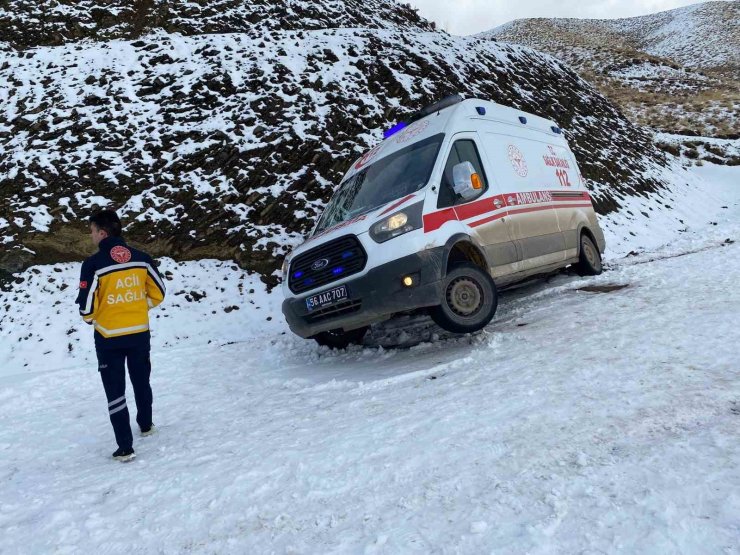 Siirt’te karda mahsur kalan ambulans, İl Özel İdaresi ekiplerince kurtarıldı