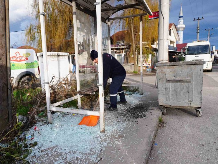 Otobüs duraklarına zarar verdiler