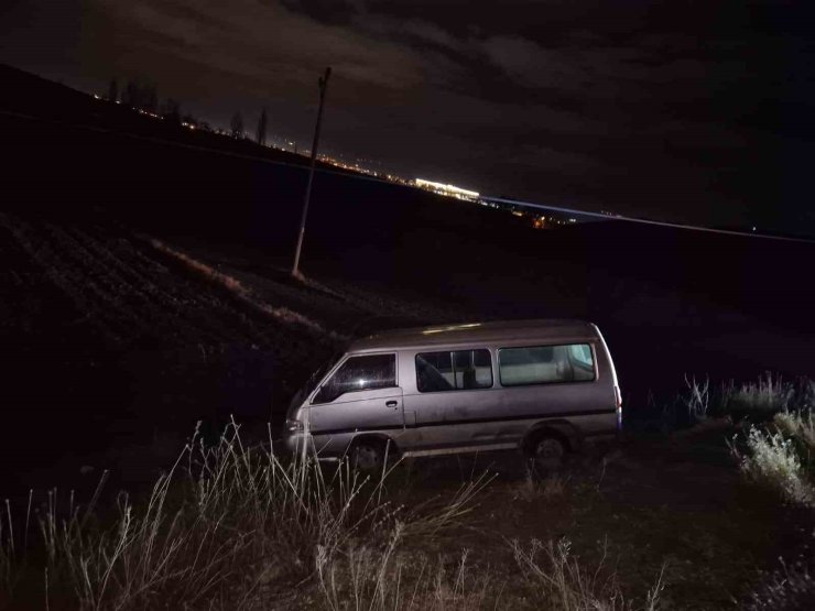 Yoldan çıkan minibüsteki 3 kişi yaralandı