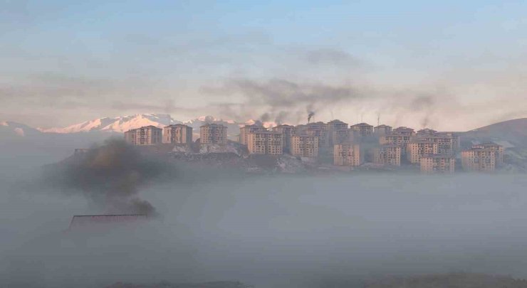 Yüksekova’da yoğun sis masalsı manzaralar oluşturdu